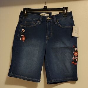 NWT: Croft & Barrow Women's Mid Rise Embroidered Stretch Shorts